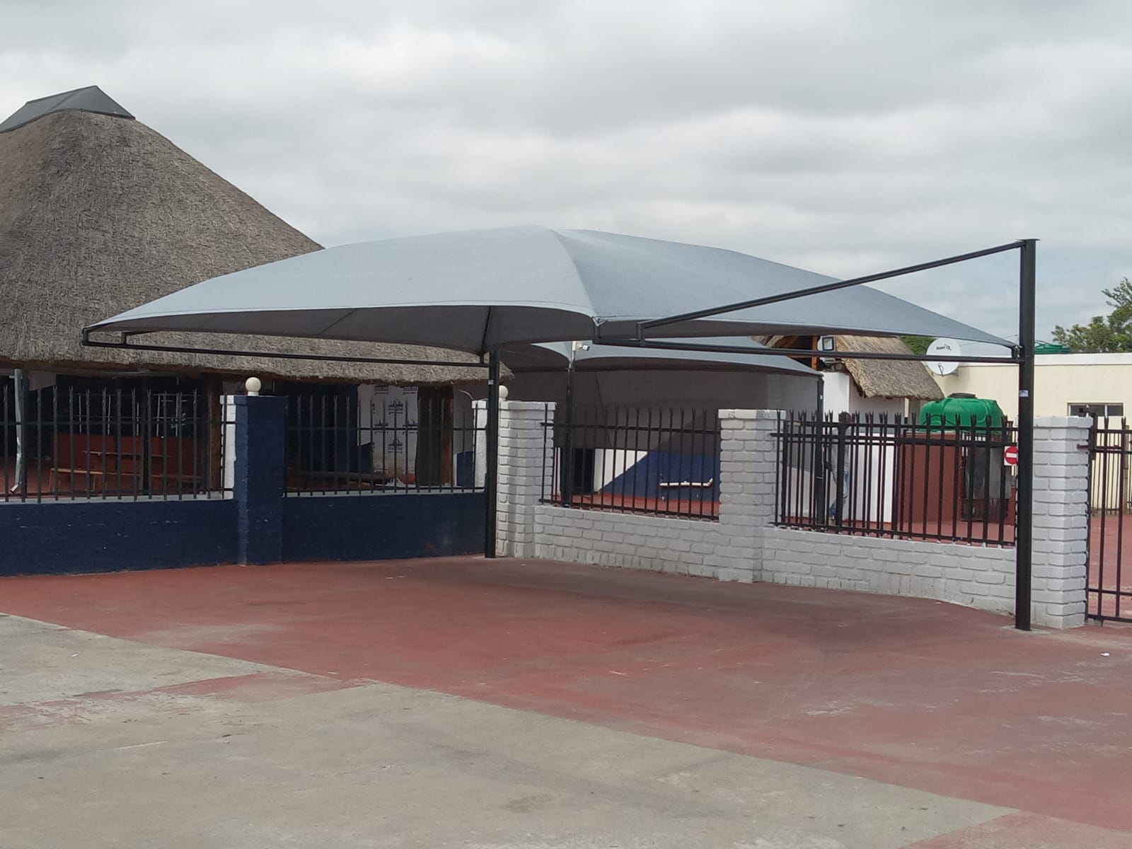 Cantilever shadeport